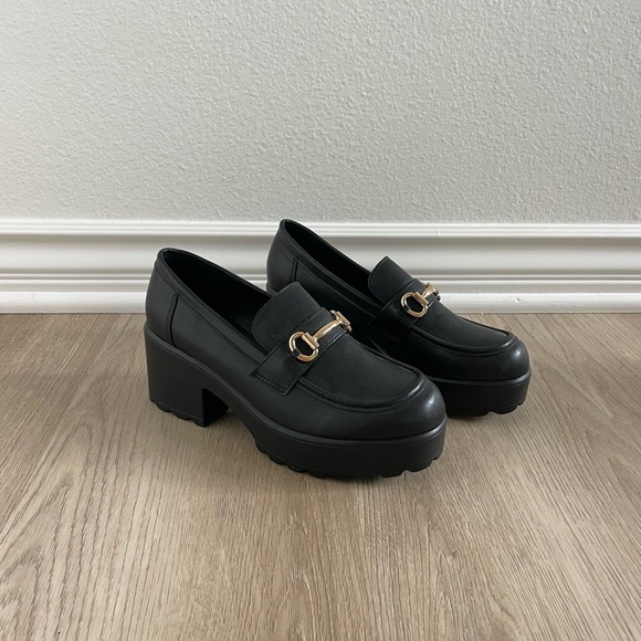Shoes - 🆕 NWOT black platform loafers